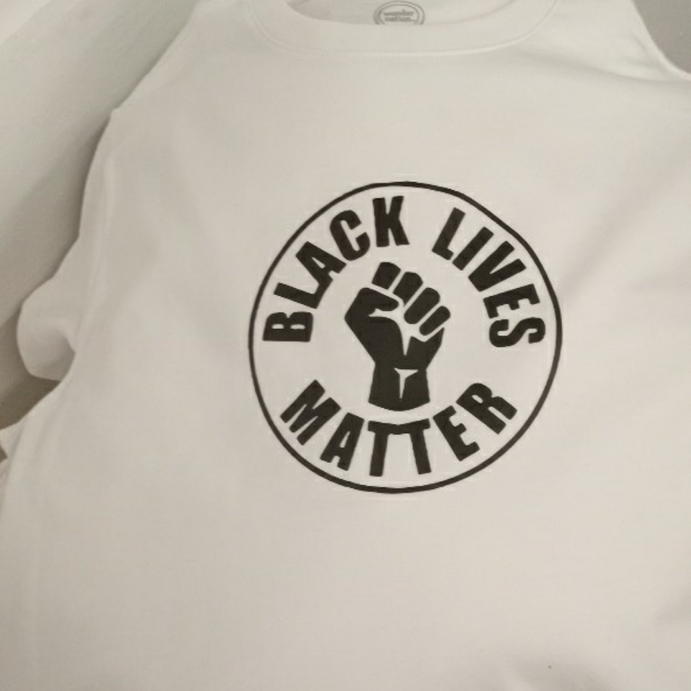 Black lives matter fist t-shirt size large 5 qty